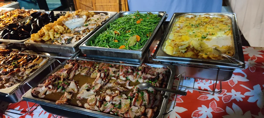 Le Captain Bligh, grand buffet ma'a Tahiti avec cochon, gratins et légumes